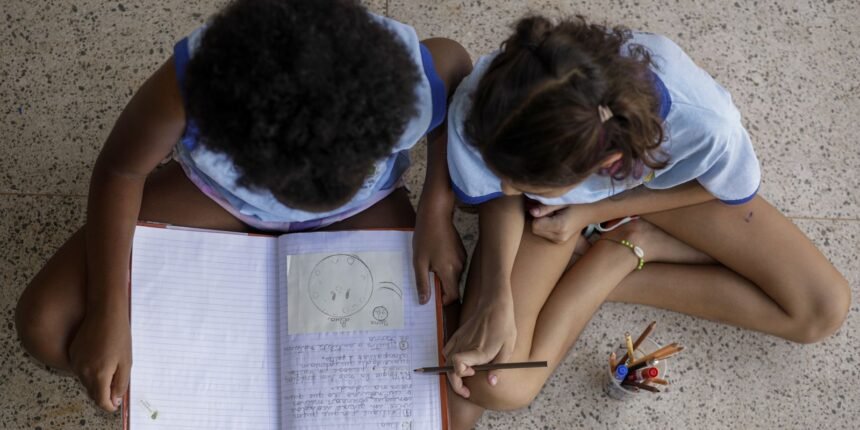 Brancos estudam, em média, 10,8 anos; negros, 9,2 anos