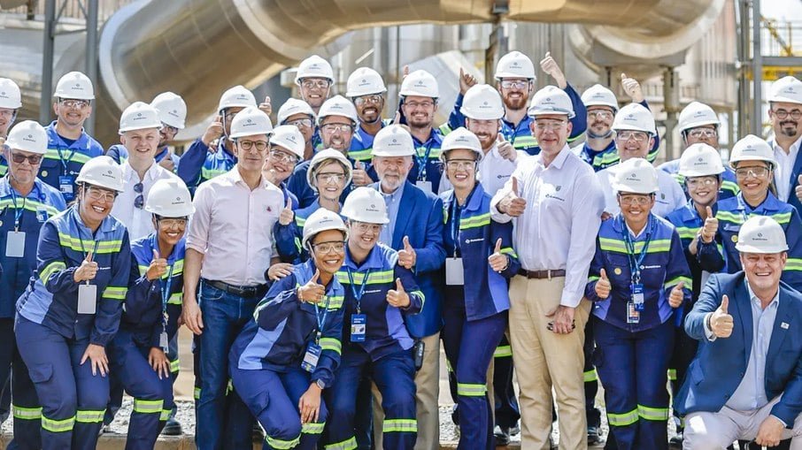 Presidente Luiz Inácio Lula da Silva durante visita à área industrial do Complexo Mineroindustrial de Serra do Salitre