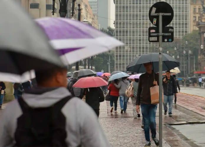 Temporais chegam nesta sexta (22); 4 estados entram em alerta máximo 