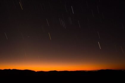 Céu de abril tem chuva de meteoros e passagem do “Cometa do Diabo“