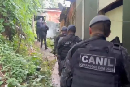 Policiais militares durante ação no Morro do Engenho, no Guarujá — Foto: Reprodução/X - Polícia Militar de SP