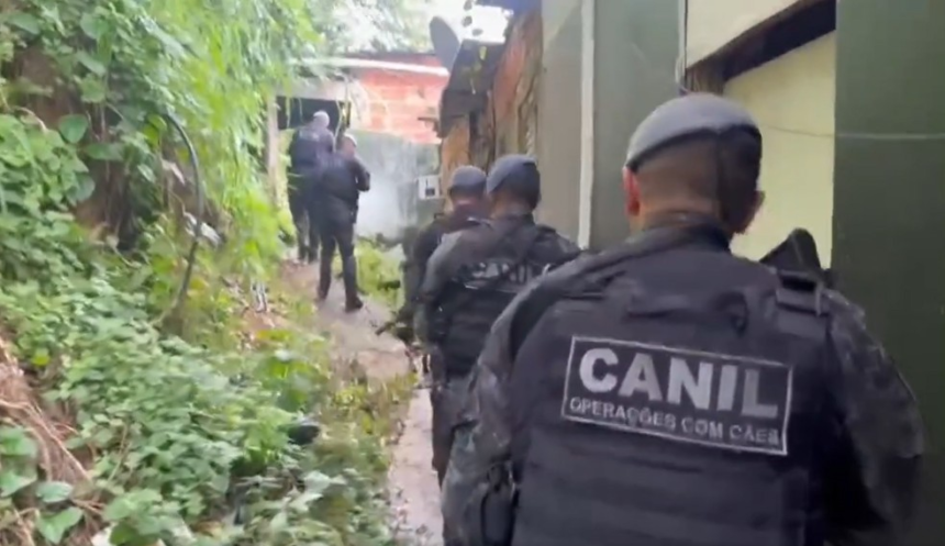 Policiais militares durante ação no Morro do Engenho, no Guarujá — Foto: Reprodução/X - Polícia Militar de SP