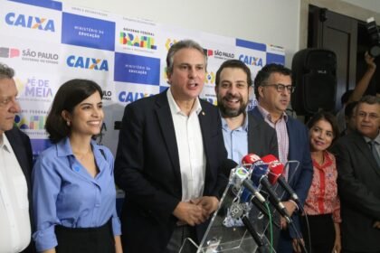 Ministro da Educação, Camilo Santana, entre Tabata Amaral e Guilherme Boulos, em São Paulo — Foto: Rovena Rosa/Agência Brasil