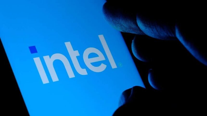 Pessoa tocando em tela de celular com logotipo da Intel na tela