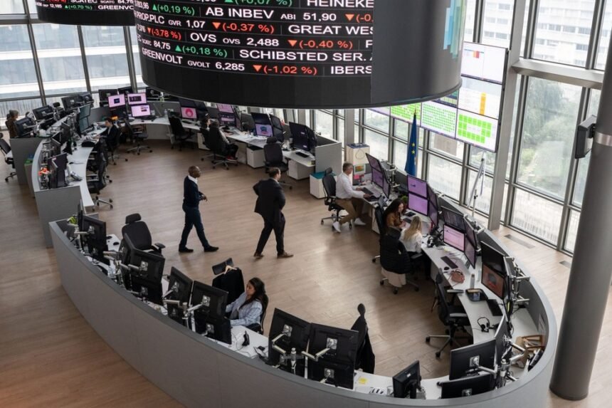 Operadores da bolsa de valores Euronext NV, de Paris — Foto: Nathan Laine/Bloomberg