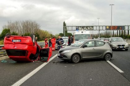 Capotamento de veículo em rodovia