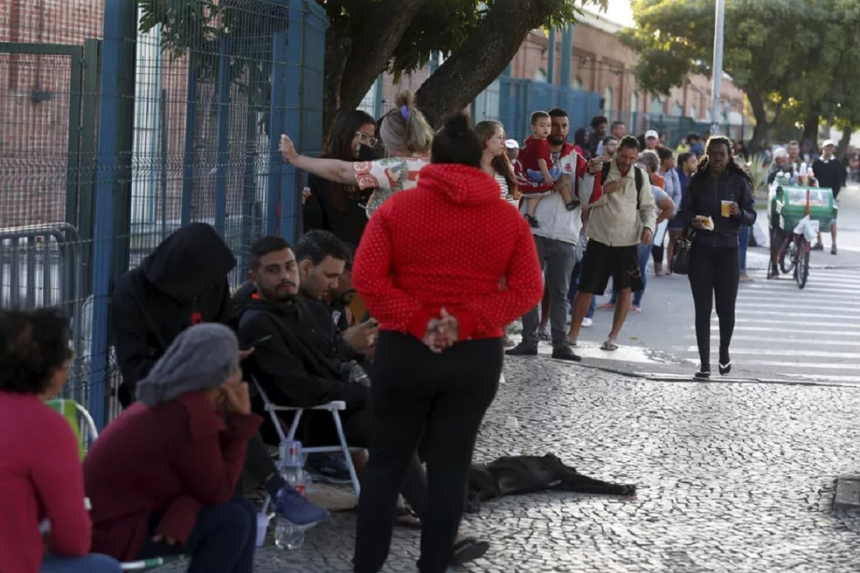 Fila para inscrição no Cadastro Único (CadÚnico)  — Foto: Fabiano Rocha/Agência O Globo