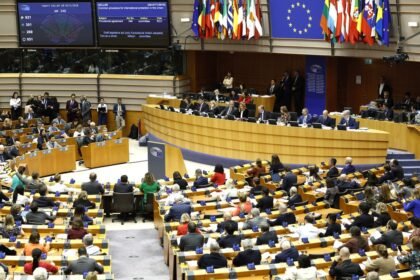 Em sessão presidida por Roberta Metsola, eurodeputados votam, no Parlamento Europeu, novo pacto de migração e asilo para a União Europeia (UE) — Foto: Geert Vanden Wijngaert/AP