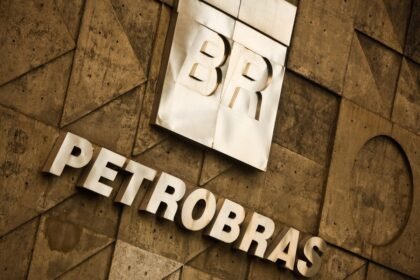 Ações da Petrobras (PETR4, PETR3) têm alta expressiva com possível distribuição de dividendos extraordinários | Finanças