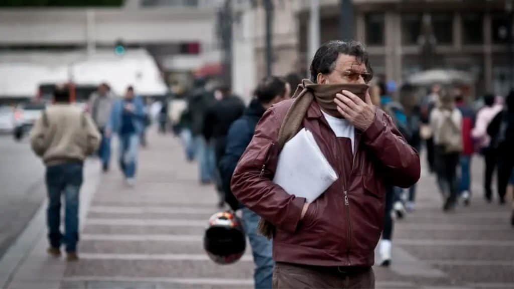 Homem agasalhado em dia frio em São Paulo