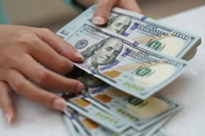 Dólar nas alturas: quais ações da Bolsa perdem e ganham com atual de taxa de câmbio