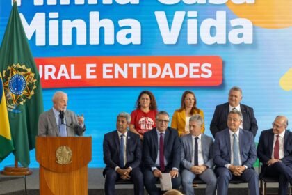 Governo anuncia 112 mil casas para área rural e movimentos por moradia