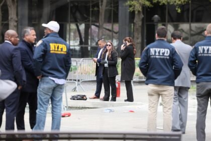 Homem ateia fogo a si mesmo em frente a tribunal no qual Trump é julgado em NY