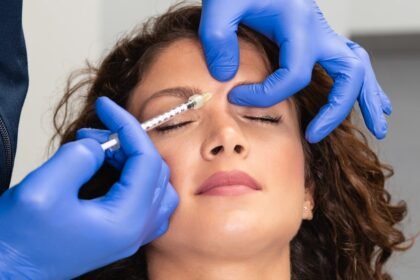 Jovens estão usando Botox para prevenir rugas. Será que funciona?