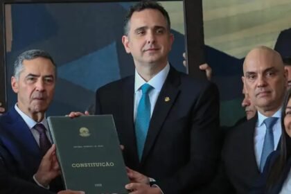 O presidente do Senado, Rodrigo Pacheco, com os ministros do Supremo Tribunal Federal Luís Roberto Barroso e Alexandre de Moraes. — Foto: Lula Marques/Agência Brasil