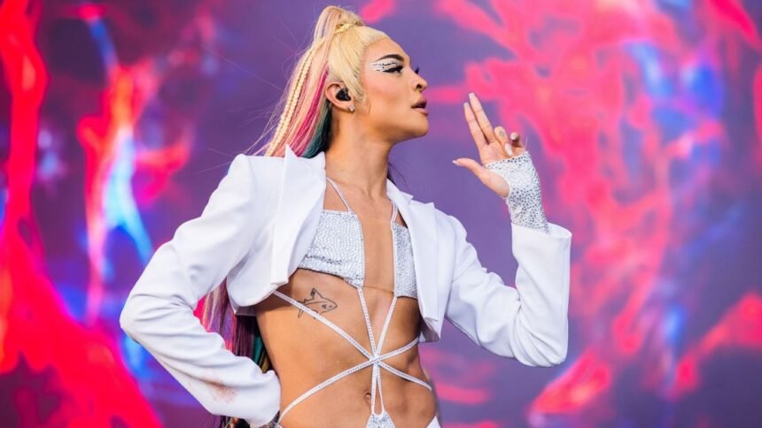 Pabllo Vittar faz mistério e revela já ficado com jogador de futebol