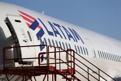 Passageiro denuncia situação após esperar mais de 8 horas por voo da Latam em SP