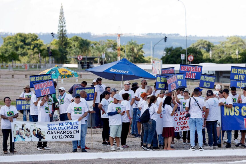 Revisão da vida toda: STF adia julgamento de recurso - 01/04/2024 - Mercado