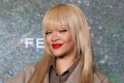 Rihanna aparece loira e com franja em evento da Fenty com a Puma em Londres