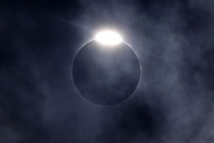 Veja como foi o eclipse solar total desta segunda-feira