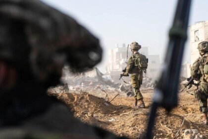 Militares israelenses ordenam que civis palestinos de Rafah “evacuem imediatamente“