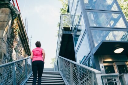 Entenda as vantagens de trocar o elevador por escadas