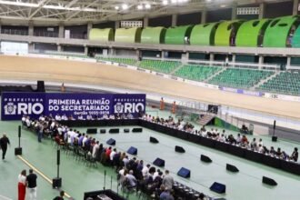 Primeira reunião de Eduardo Paes com secretariado da nova gestão foi realizada no Velódromo do Parque Olímpico — Foto: Divulgação/Beth Santos - Prefeitura do Rio